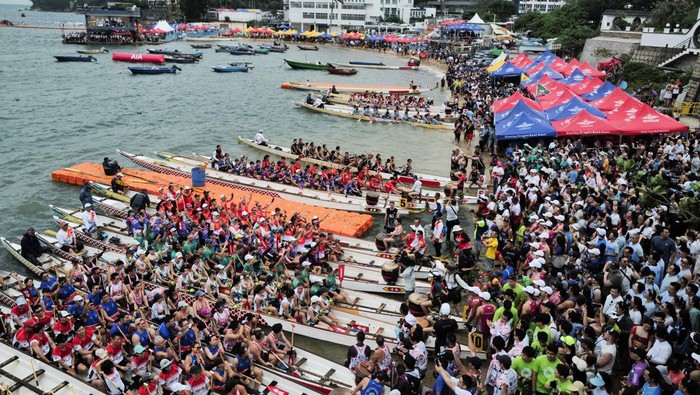 Dragon boats compete during the annual Tuen Ng or Dragon Boat Festival at Stanley main beach in Hong Kong, China May 31, 2025. REUTERS/Lam Yik     TPX IMAGES OF THE DAY