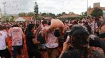Semangatnya Wisatawan Kolombia Ikut Perang Tomat