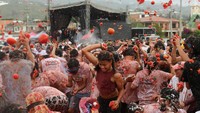 Selain perang tomat, festival ini juga diramaikan dengan berbagai kegiatan budaya seperti pertunjukan musik, tarian tradisional, dan kompetisi unik seperti lomba makan tomat dan pemilihan tomat terbesar. (REUTERS/Luisa Gonzalez)  