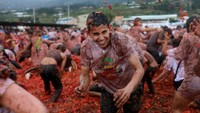 Warga antusias mengikuti Gran Tomatina Colombiana 2025 di Sutamarchán, Boyacá, Kolombia, Minggu (1/6/2025). Festival yang digelar 31 Mei hingga 2 Juni ini menandai edisi ke-15 sejak pertama kali diadakan pada 2004, setelah sempat vakum akibat pandemi dan faktor lainnya. (REUTERS/Luisa Gonzalez)  