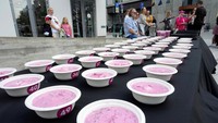 Saltibarsciai umumnya berisi bit parut dan mentimun yang dicampur dengan sejenis yoghurt yang disebut kefir, dan diberi hiasan telur rebus dan daun bawang atau dill. Makanan ini sering disajikan dengan kentang panas. Foto: REUTERS/Ints Kalnins