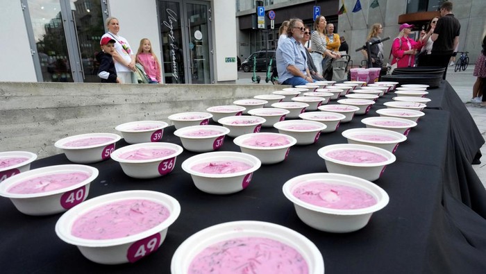 Semarak Warga Lithuania Rayakan Sup Bit Dingin Favorit Musim Panas A woman enjoys sliding down the 50-meter-long pink slide during the Pink Soup Fest in Vilnius, Lithuania May 31, 2025. REUTERS/Ints Kalnins TPX IMAGES OF THE DAY