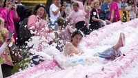 Festival tersebut berlangsung semarak dengan warna merah muda di mana-mana. Foto: REUTERS/Ints Kalnins