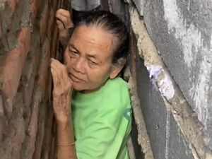 Untungnya Mbah Rami yang Terjebak Celah Tembok Ketahuan Tetangga
