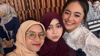 Keinginan Sienna untuk tinggal bersama Marshanda juga didukung oleh Ben Kasyafani dan Nesyana Nabila. Marshanda mengatakan mereka sebagai orang tua punya grup untuk berdiskusi bareng. Foto: Instagram@nesyanabila