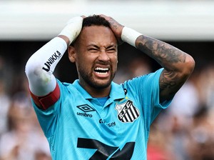 Neymar Cekcok dan Dilempari Kaus sama Fans Santos