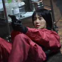Squid Game akhirnya memberikan POV dari seorang pink guard sejak penayangan season kedua. No Eul (pemain Park Gyu Young) tampak mengarahkan pistol kepada seseorang untuk melindungi dirinya. Foto: dok. Netflix