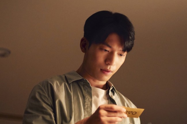 Sejak season pertama Squid Game, Hwang Jun Ho (pemain Wi Ha Joon) mencoba berbagai cara untuk menemukan kakak laki-lakinya Front Man dan lokasi permainan bertahan hidup. Dia kini menemukan petunjuk berupa kartu undangan. Foto: dok. Netflix