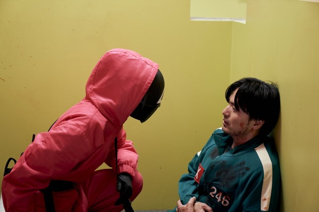 Kisah Gyeong Seok (pemain Lee Jin Wook) merawat anaknya yang sakit keras membuat hati penonton teriris. Dia ditembak oleh pink guard yang mengenalnya. Apakah Gyeong Seok akan tetap menjadi peserta atau justru beralih memakai kostum pink? Foto: dok. Netflix