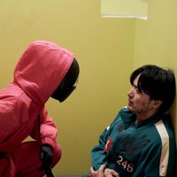 Kisah Gyeong Seok (pemain Lee Jin Wook) merawat anaknya yang sakit keras membuat hati penonton teriris. Dia ditembak oleh pink guard yang mengenalnya. Apakah Gyeong Seok akan tetap menjadi peserta atau justru beralih memakai kostum pink? Foto: dok. Netflix