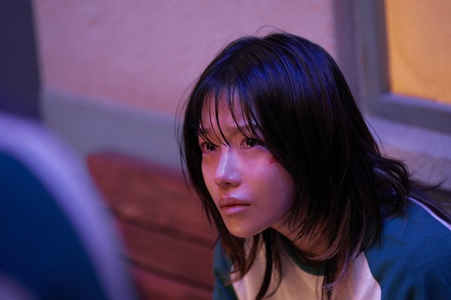 Penonton Squid Game dibuat cemas dengan nasib ibu hamil Jun Hee (pemain Jo Yu Ri). Dalam trailer yang dirilis, terdengar suara isak tangis bayi. Apakah Jun Hee bisa menang dan melahirkan anaknya dengan selamat? Foto: dok. Netflix