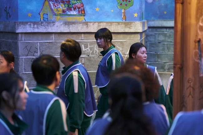 Transgender Hyun Ju (pemain Park Sung Hoon) sukses mencuri hati penonton Squid Game dan dianggap sebagai pemain VIP karena ketangkasannya. Dia masih memperjuangkan permainan bertahan hidup tersebut untuk menbayar operasi penyesuaian kelamin. Foto: dok. Netflix