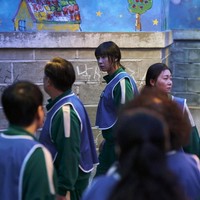 Transgender Hyun Ju (pemain Park Sung Hoon) sukses mencuri hati penonton Squid Game dan dianggap sebagai pemain VIP karena ketangkasannya. Dia masih memperjuangkan permainan bertahan hidup tersebut untuk menbayar operasi penyesuaian kelamin. Foto: dok. Netflix