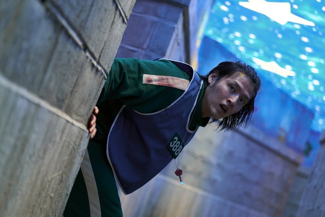 Mantan marinir yang terlilit utang, Dae Ho (pemain Kang Ha Neul) semakin banyak disorot di drama Korea Squid Game 3. Dia terlihat cemas dan ketakutan dengan apa yang ada di balik tembok. Foto: dok. Netflix