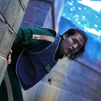 Mantan marinir yang terlilit utang, Dae Ho (pemain Kang Ha Neul) semakin banyak disorot di drama Korea Squid Game 3. Dia terlihat cemas dan ketakutan dengan apa yang ada di balik tembok. Foto: dok. Netflix