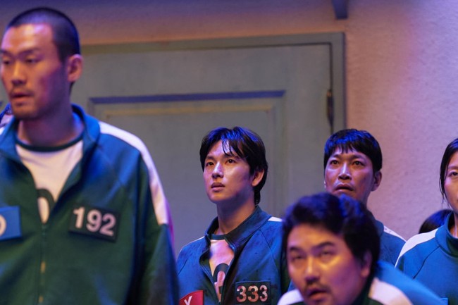 Influencer kripto yang jadi buronan, Myung Gi (pemain Im Siwan) berhasil selamat dan melanjutkan permainan. Tak kenal putus asa, dia memberikan dorongan kepada pacarnya yang hamil untuk terus bertahan hingga babak akhir. Foto: dok. Netflix