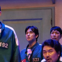 Influencer kripto yang jadi buronan, Myung Gi (pemain Im Siwan) berhasil selamat dan melanjutkan permainan. Tak kenal putus asa, dia memberikan dorongan kepada pacarnya yang hamil untuk terus bertahan hingga babak akhir. Foto: dok. Netflix