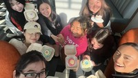 Tinggal di Amerika Serikat, Stephanie Poetri punya banyak teman. Kegiatan unik seperti menghias kue menjadi pengisi hari-hari di tengah ia bermusik. Foto: Instagram/stephaniepoetri