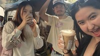 Di tengah perjalanan hangout bersama teman-temannya ia tak lupa memesan es kopi susu. Masing-masing mendapatkan segelas es kopi sebelum melanjutkan agenda bersenang-senang. Foto: Instagram/stephaniepoetri