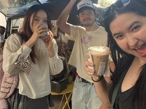 Stephanie Poetri Doyan Ngopi Bareng Teman dan Suaminya