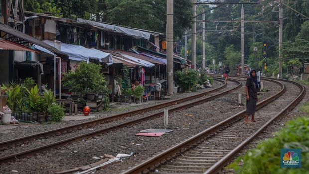Suasana aktivitas warga pada permukiman kumuh yang berdekatan dengan rel kereta di Jakarta, Senin (2/6/2025). (CNBC Indonesia/Faisal Rahman)