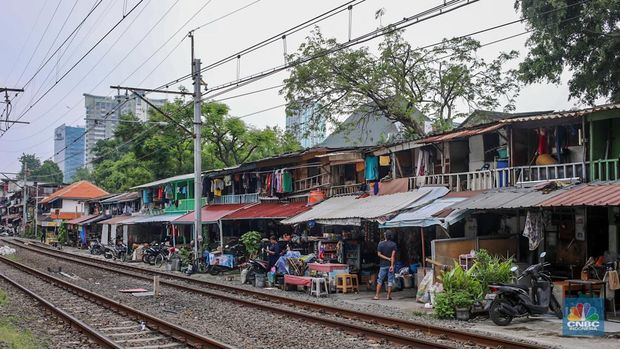 Suasana aktivitas warga pada permukiman kumuh yang berdekatan dengan rel kereta di Jakarta, Senin (2/6/2025). (CNBC Indonesia/Faisal Rahman)