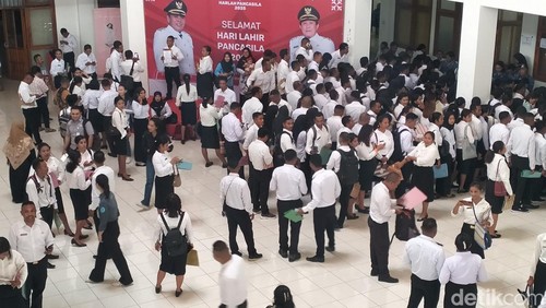 Suasana antrean PPPK saat penyerahan SK Pengangkatan di kantor Bupati Manggarai Barat, Senin (2/6/2025). (Foto: Ambrosius Ardin/detikBali)