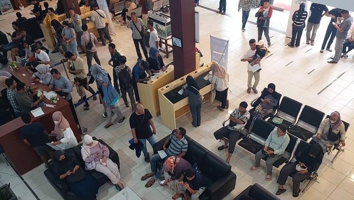 Suasana masyarakat membayar pajak di salah satu Samsat di Babel.