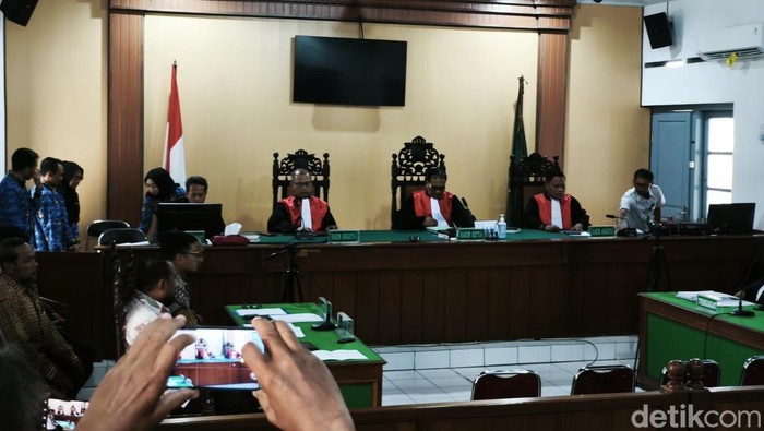 Suasana persidangan nomor 99/Pdt.G/2025/PN Skt terkait ijazah palsu Jokowi di Pengadilan Negeri Solo, Senin (2/6/2025).