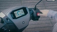 Sementara baterainya menggunakan lithium-ion 60Ah dengan jangkauan maksimum 95 km. Baterai tersebut memerlukan waktu 6 jam 42 menit untuk pengecasan 0-100 persen menggunakan standard charging. Sementara dari nol ke 80 persen butuh 4 jam 30 menit. Namun, kendaraan itu juga sudah dibekali sistem pengecasan cepat atau fast charging. Pengendara hanya memerlukan waktu 1 jam 12 menit untuk mengisi baterai dari nol ke 80 persen. Sedangkan dari nol ke 100 persen butuh 2 jam 12 menit. Foto: Doc. Suzuki India.