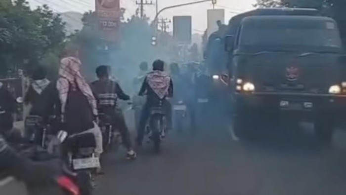 Tangkapan layar gesekan ormas GPK dan kovoi TNI di Magelang.