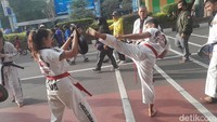 Pelatih utama Tarung Derajat Kota Depok, Dede Gempar Kurnia menjelaskan bahwa bela diri ini mengedepankan gaya tarung bebas yang mengandalkan seluruh anggota tubuh, termasuk teknik tendangan dan pukulan.  Foto: Averus Al Akutsar/detikHealth