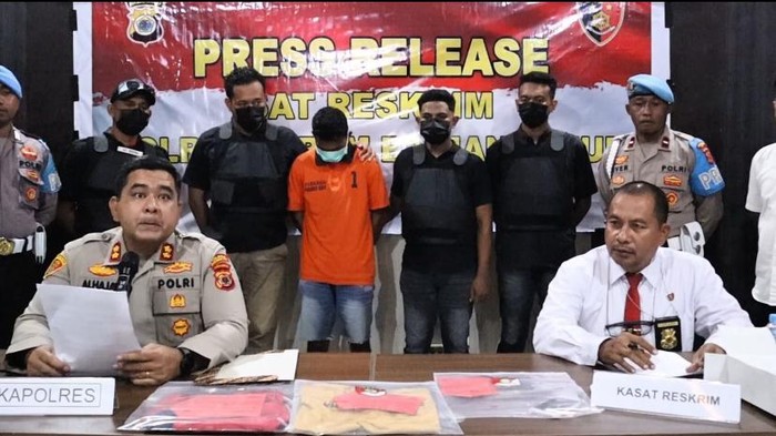 Tersangka inisial HS (25), pelaku pembunuhan siswi MTs dihadirkan saat konfrensi pers di Polres Seram Bagian Timur.