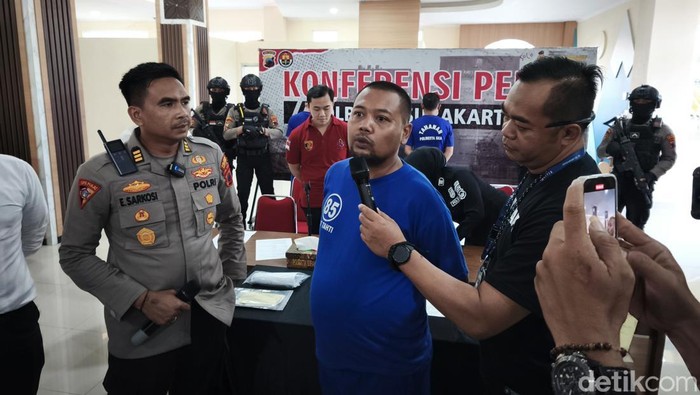 Tersangka pengeroyokan, P (42), saat konferensi pers di Mapolresta Solo, Senin (2/6/2025).