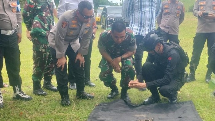 Tim Jibom Polda Sulsel musnahkan granat aktif di Sidrap.