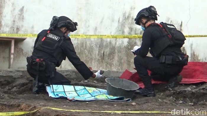Tim Jibom Sat Brimob Polda Jateng mengevakuasi granat di Ngering, Jogonalan, Klaten, Senin (2/6/2025).