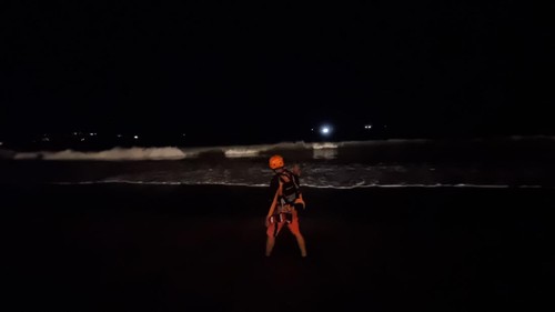 Tim SAR saat mencari pria asal Bandung, Jawa Barat, yang dilaporkan hilang terseret arus Pantai Kedonganan, Badung, Bali, Minggu (1/6/2025) malam. (Foto: Dok. Istimewa)