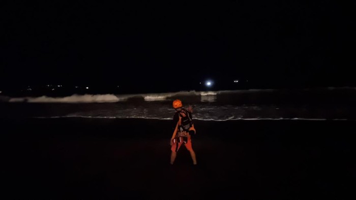 Tim SAR saat mencari pria asal Bandung, Jawa Barat, yang dilaporkan hilang terseret arus Pantai Kedonganan, Badung, Bali, Minggu (1/6/2025) malam. (Foto: Dok. Istimewa)