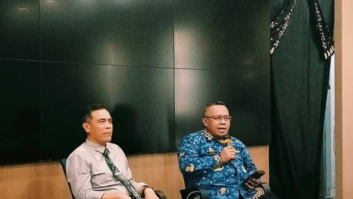 Kepala Dinas PUPR NTB (kanan) Sadimin bersama Kepala Dinas Kominfotik NTB Yusron Hadi. (Ahmad Viqi/detikBali).