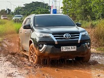 Komunitas Rayakan Ultah Ke-18, Fortuner Diajak Main Tanah