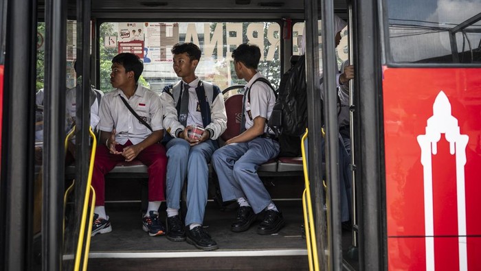 Pelajar menunjukkan kartu layanan gratis pelajar di Halte Bus Rapid Transit (BRT) Trans Semarang, Jalan Imam Bonjol, Semarang, Jawa Tengah, Senin (2/6/2025). Pemerintah Kota Semarang memberlakukan program tarif nol rupiah untuk layanan BRT Trans Semarang bagi pelajar dan mahasiswa dengan KTP Kota Semarang. ANTARA FOTO/Aprillio Akbar