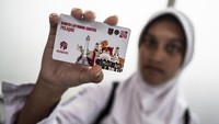Program ini diresmikan pada Senin (2/6/2025) dan disambut antusias oleh para pelajar yang menunjukkan kartu layanan gratis di Halte BRT Trans Semarang, Jalan Imam Bonjol, Semarang, Jawa Tengah. ANTARA FOTO/Aprillio Akbar