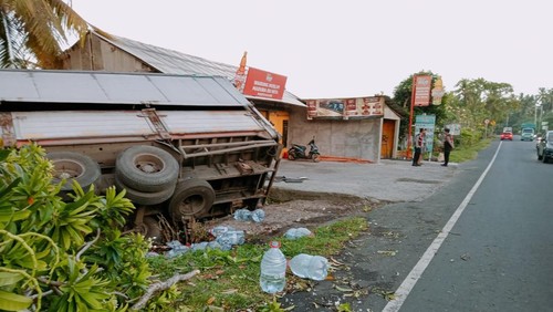 Truk bermuatan air kemasan galon mengalami kecelakaan di Jalan Denpasar-Gilimanuk, tepatnya di Desa Pengeragoan Dangin Tukad, Pekutatan, Jembrana, Bali, Senin (2/6/2025). (Foto: Polsek Pekuatatan)