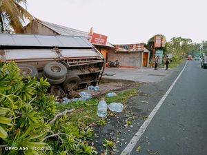Truk Angkut Air Galon Tabrak Pohon-Terperosok di Jalan Denpasar-Gilimanuk