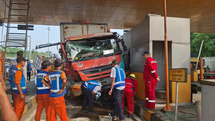 Truk pengangkut minuman energi menabrak Gerbang Tol (GT) Ciawi 2 Tol Jagorawi, Kecamatan Bogor Timur, Kota Bogor