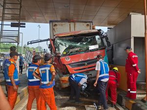 Polisi Ungkap Truk Tabrak Pembatas Gate Tol Ciawi 2 Kelebihan Muatan