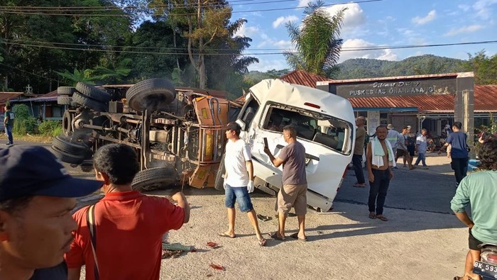 Truk yang menabrak lima mobil di Taput. (Foto: Dok. Polres Taput).