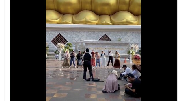 Turis yang disebut dari Indonesia joget di Kuil Suci Bangkok