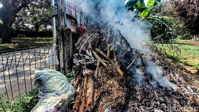Perilaku warga yang membakar sampah sembarangan masih sering ditemukan di sekitar kita. Dampaknya, bisa membuat orang lain menderita ISPA.