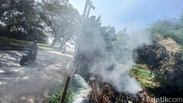 Uhuk-uhuk, Bakar Sampah Sembarangan Bisa Picu ISPA Perilaku warga yang membakar sampah sembarangan masih sering ditemukan di sekitar kita. Dampaknya, bisa membuat orang lain menderita ISPA.
